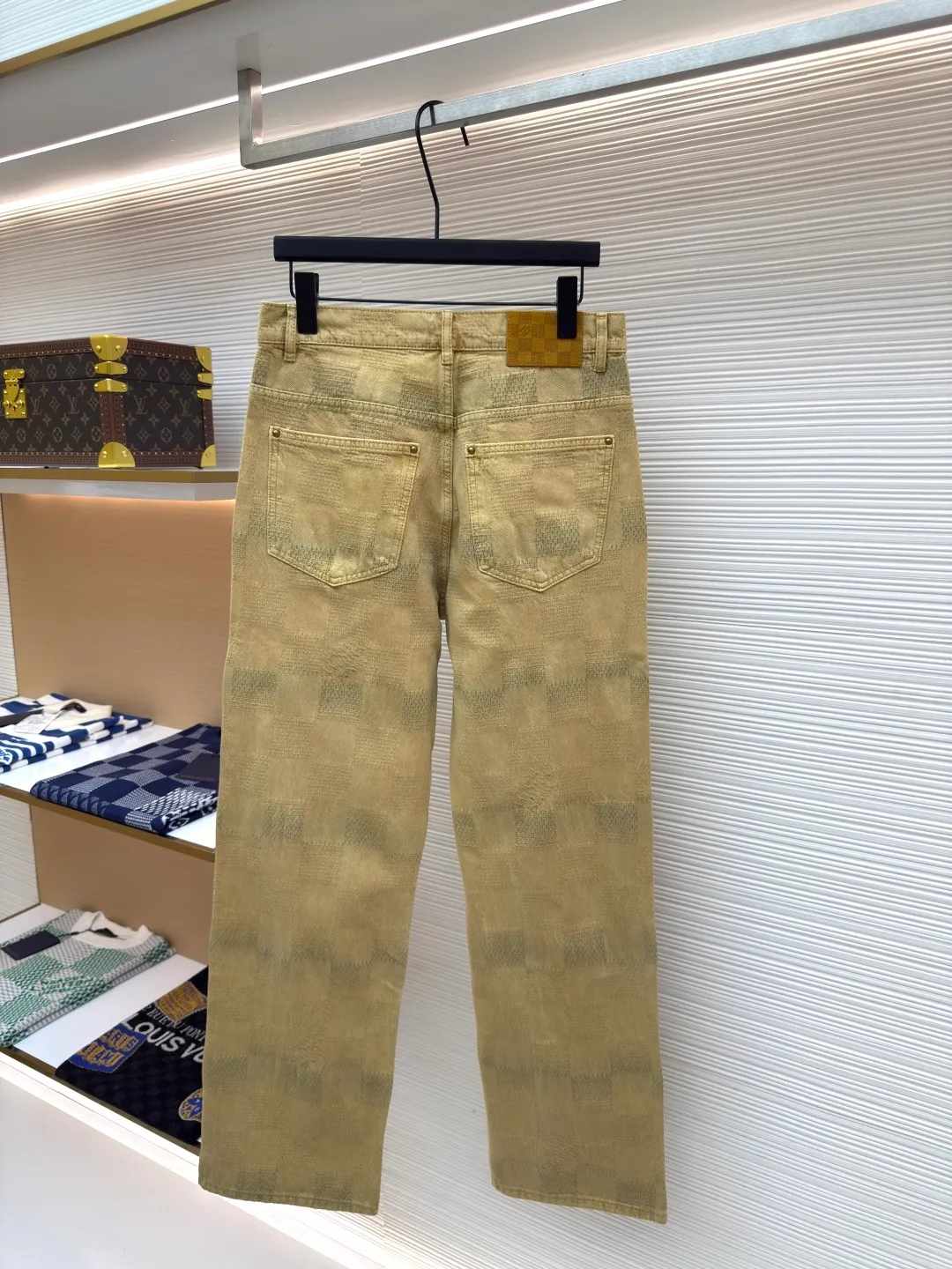 LOUIS VUITTON turquoise denim trousers ●Authentic product: Purchased and developed by 14570 ●Item number: 1680008-B40 ●Material: denim fabric ●Technology: jacquard production ●Version: fitted version ●Weight: about 760 grams ●Size: 30-32-34-36 ●Description: Made of custom-woven denim denim, custom-dyed with counter-color indigo effect to make 3D checkered jacquard process. Through the yarn-dyed jacquard process, various patterns and patterns are woven directly into the fabric during the weaving process, making the surface of the denim appear richer in texture and visual effects. The fabric goes through sand washing process and special dyeing technology! Customized accessories, complete with three standards. The overall wiring is straight and delicate, the fabric is comfortable and soft, and the color is consistent without color difference. It can be matched with the same style to create a fashionable look and control various occasions. Customized accessories, complete with three standards, same style for men and women!